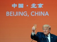Presiden AS Donald Trump mengangkat gelas berisi minuman saat berbicara di jamuan makan malam kenegaraan bersama Presiden China Xi Jinping di Balai Besar Rakyat di Beijing, China, 14 Mei 2026. (REUTERS/Evan Vucci)