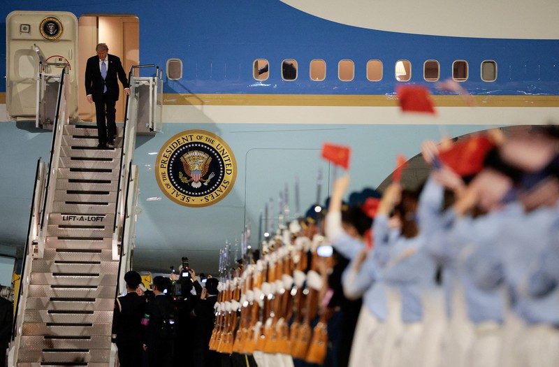 Presiden AS Donald Trump tiba dengan pesawat Air Force One di Bandara Internasional Ibu Kota Beijing selama kunjungannya ke negara tersebut, di Beijing, China, 13 Mei 2026. (REUTERS/Evan Vucci)