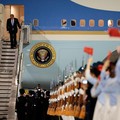 Presiden AS Donald Trump tiba dengan pesawat Air Force One di Bandara Internasional Ibu Kota Beijing selama kunjungannya ke negara tersebut, di Beijing, China, 13 Mei 2026. (REUTERS/Evan Vucci)
