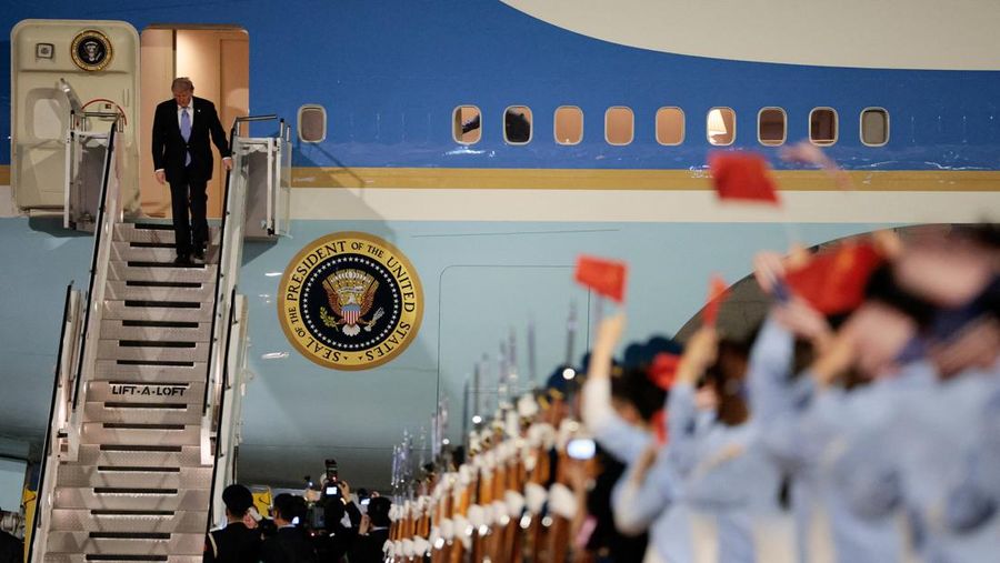 Presiden AS Donald Trump tiba dengan pesawat Air Force One di Bandara Internasional Ibu Kota Beijing selama kunjungannya ke negara tersebut, di Beijing, China, 13 Mei 2026. (REUTERS/Evan Vucci)