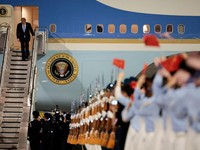 Presiden AS Donald Trump tiba dengan pesawat Air Force One di Bandara Internasional Ibu Kota Beijing selama kunjungannya ke negara tersebut, di Beijing, China, 13 Mei 2026. (REUTERS/Evan Vucci)