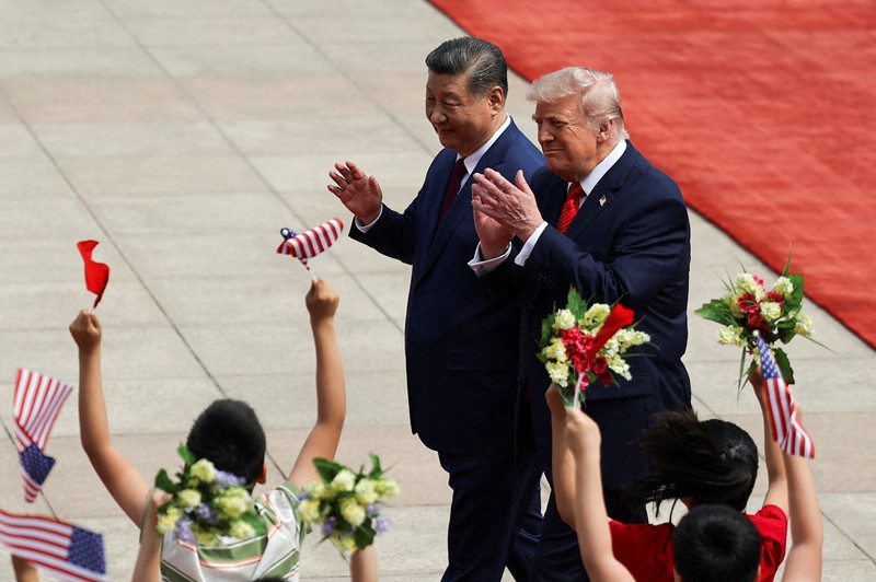 Presiden AS Donald Trump berjabat tangan dengan Presiden China Xi Jinping saat tiba di Balai Besar Rakyat di Beijing, China, 14 Mei 2026. (REUTERS/Evan Vucci)