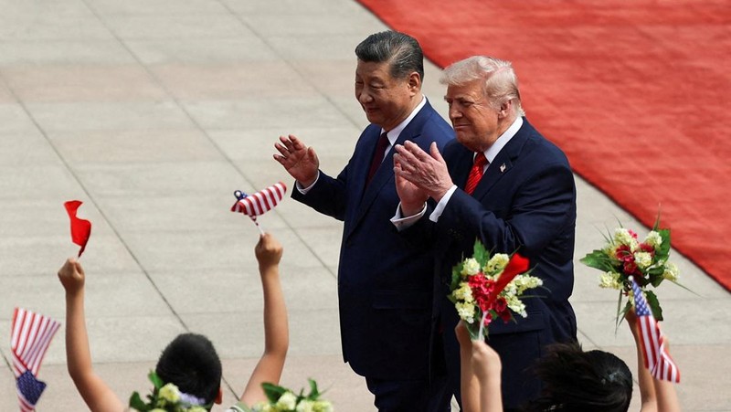 Presiden China Xi Jinping dan Presiden AS Donald Trump bereaksi di dekat anak-anak selama upacara penyambutan di Balai Besar Rakyat, di Beijing, China, 14 Mei 2026. (REUTERS/Maxim Shemetov/Pool)