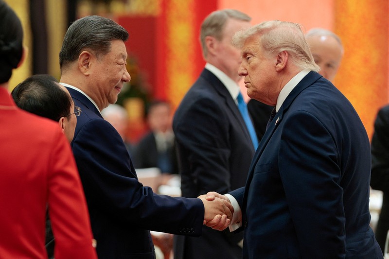 Presiden AS Donald Trump mengangkat gelas berisi minuman saat berbicara di jamuan makan malam kenegaraan bersama Presiden China Xi Jinping di Balai Besar Rakyat di Beijing, China, 14 Mei 2026. (REUTERS/Evan Vucci)