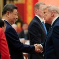 Presiden China Xi Jinping dan Presiden AS Donald Trump berjabat tangan pada jamuan makan malam kenegaraan di Balai Besar Rakyat di Beijing, China, 14 Mei 2026. (REUTERS/Evan Vucci)