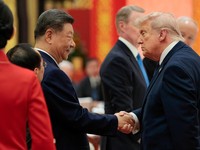 Presiden China Xi Jinping dan Presiden AS Donald Trump berjabat tangan pada jamuan makan malam kenegaraan di Balai Besar Rakyat di Beijing, China, 14 Mei 2026. (REUTERS/Evan Vucci)