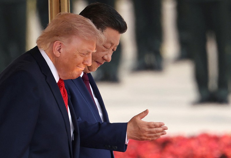 Presiden AS Donald Trump berjabat tangan dengan Presiden China Xi Jinping saat tiba di Balai Besar Rakyat di Beijing, China, 14 Mei 2026. (REUTERS/Evan Vucci)