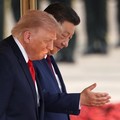 Presiden China Xi Jinping dan Presiden AS Donald Trump menghadiri upacara penyambutan di Balai Besar Rakyat di Beijing, China, 14 Mei 2026. (REUTERS/Maxim Shemetov/Pool)