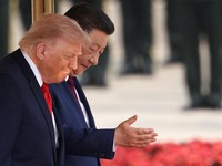 Presiden China Xi Jinping dan Presiden AS Donald Trump menghadiri upacara penyambutan di Balai Besar Rakyat di Beijing, China, 14 Mei 2026. (REUTERS/Maxim Shemetov/Pool)