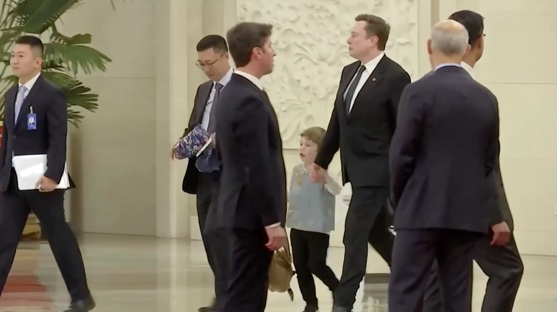 Putra miliarder teknologi Elon Musk yang berusia enam tahun, XÆA-Xii, mencuri perhatian dalam pertemuan bisnis tingkat tinggi di Beijing, China. (Tangkapan Layar Video Reuters/)