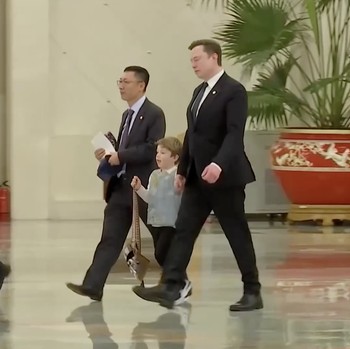 Putra miliarder teknologi Elon Musk yang berusia enam tahun, XÆA-Xii, mencuri perhatian dalam pertemuan bisnis tingkat tinggi di Beijing, China. (Tangkapan Layar Video Reuters/)