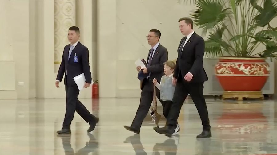 Putra miliarder teknologi Elon Musk yang berusia enam tahun, XÆA-Xii, mencuri perhatian dalam pertemuan bisnis tingkat tinggi di Beijing, China.