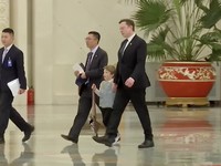 Putra miliarder teknologi Elon Musk yang berusia enam tahun, XÆA-Xii, mencuri perhatian dalam pertemuan bisnis tingkat tinggi di Beijing, China. (Tangkapan Layar Video Reuters/)