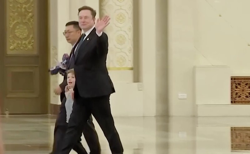 Putra miliarder teknologi Elon Musk yang berusia enam tahun, X&AElig;A-Xii, mencuri perhatian dalam pertemuan bisnis tingkat tinggi di Beijing, China. (Tangkapan Layar Video Reuters/)