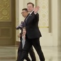 Putra miliarder teknologi Elon Musk yang berusia enam tahun, XÆA-Xii, mencuri perhatian dalam pertemuan bisnis tingkat tinggi di Beijing, China. (Tangkapan Layar Video Reuters/)