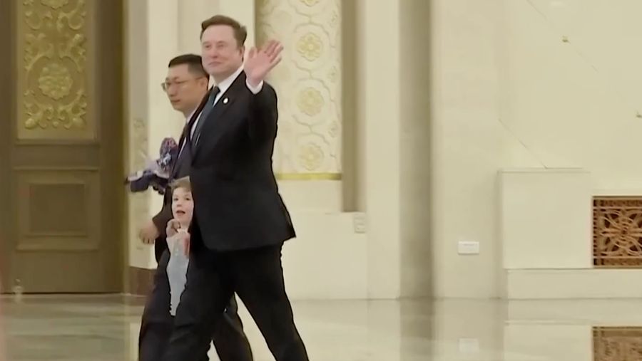 Putra miliarder teknologi Elon Musk yang berusia enam tahun, XÆA-Xii, mencuri perhatian dalam pertemuan bisnis tingkat tinggi di Beijing, China.