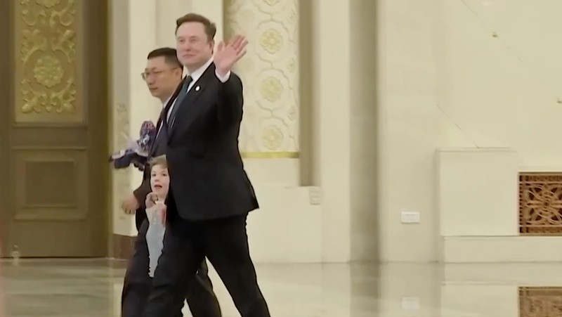 Putra miliarder teknologi Elon Musk yang berusia enam tahun, XÆA-Xii, mencuri perhatian dalam pertemuan bisnis tingkat tinggi di Beijing, China.