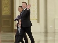 Putra miliarder teknologi Elon Musk yang berusia enam tahun, XÆA-Xii, mencuri perhatian dalam pertemuan bisnis tingkat tinggi di Beijing, China. (Tangkapan Layar Video Reuters/)