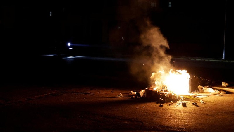 Sampah dibakar di tengah jalan selama protes terhadap pemadaman listrik yang sering terjadi saat Havana menghadapi pemadaman bergilir terburuk dalam beberapa dekade di tengah blokade AS yang telah mencekik pasokan bahan bakar ke pulau itu, di Havana, Kuba, 13 Mei 2026.