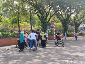 Sarah Ajak Keluarga Liburan ke TMII: Banyak Pilihan untuk Foto-foto