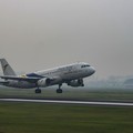 Dua pesawat maskapai dalam negeri melintas di Runway Utara atau Landasan Pacu 07L/25R Bandara Soekarno Hatta, Tangerang, Banten, Jumat (15/5/2026). Berdasarkan Keputusan Menhub (KM) Nomor KM 1041 Tahun 2026 tentang Besaran Biaya Tambahan (Surcharge)