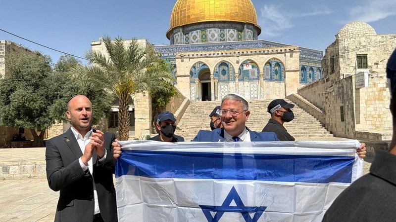Menteri Keamanan Nasional Israel Itamar Ben-Gvir, lakukan provokasi di halaman kompleks Masjid Al-Aqsa pada Kamis (14/5/2026). (via REUTERS/Itamar Ben Gvir's Office)