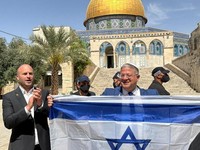 Menteri Keamanan Nasional Israel Itamar Ben-Gvir, lakukan provokasi di halaman kompleks Masjid Al-Aqsa pada Kamis (14/5/2026). (via REUTERS/Itamar Ben Gvir's Office)