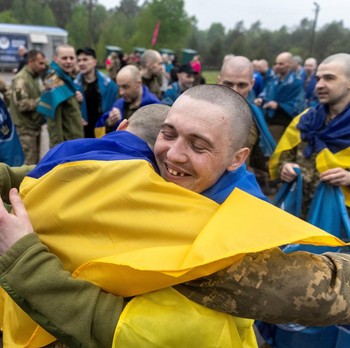Otoritas Rusia dan Ukraina saling melakukan pertukaran tahanan terbaru pekan ini, Jumat (15/5/2026). Total 40 tentara telah dibebaskan dalam pertukaran tahanan itu. REUTERS/Thomas Peter)