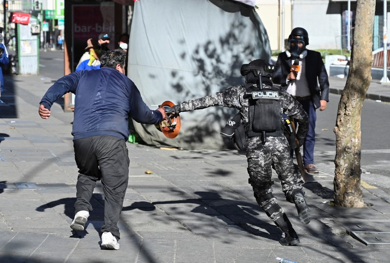 Para demonstran dari serikat pekerja pertambangan menghadapi pasukan polisi saat mereka memprotes pemerintahan Presiden Rodrigo Paz di tengah krisis ekonomi dan bahan bakar yang sedang berlangsung, di La Paz, Bolivia, Kamis (14/5/2026). (REUTERS/Claudia Morales)