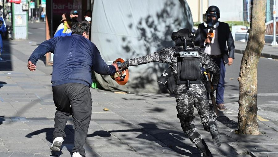 Para demonstran dari serikat pekerja pertambangan menghadapi pasukan polisi saat mereka memprotes pemerintahan Presiden Rodrigo Paz di tengah krisis ekonomi dan bahan bakar yang sedang berlangsung, di La Paz, Bolivia, Kamis (14/5/2026).