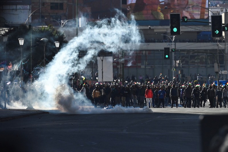 Para demonstran dari serikat pekerja pertambangan menghadapi pasukan polisi saat mereka memprotes pemerintahan Presiden Rodrigo Paz di tengah krisis ekonomi dan bahan bakar yang sedang berlangsung, di La Paz, Bolivia, Kamis (14/5/2026). (REUTERS/Claudia Morales)