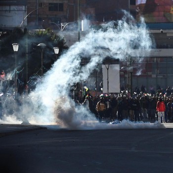 Para demonstran dari serikat pekerja pertambangan menghadapi pasukan polisi saat mereka memprotes pemerintahan Presiden Rodrigo Paz di tengah krisis ekonomi dan bahan bakar yang sedang berlangsung, di La Paz, Bolivia, Kamis (14/5/2026). (REUTERS/Clau