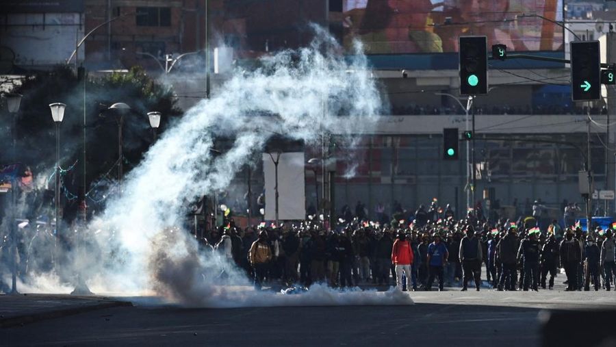 Para demonstran dari serikat pekerja pertambangan menghadapi pasukan polisi saat mereka memprotes pemerintahan Presiden Rodrigo Paz di tengah krisis ekonomi dan bahan bakar yang sedang berlangsung, di La Paz, Bolivia, Kamis (14/5/2026). (REUTERS/Clau