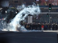Para demonstran dari serikat pekerja pertambangan menghadapi pasukan polisi saat mereka memprotes pemerintahan Presiden Rodrigo Paz di tengah krisis ekonomi dan bahan bakar yang sedang berlangsung, di La Paz, Bolivia, Kamis (14/5/2026). (REUTERS/Clau