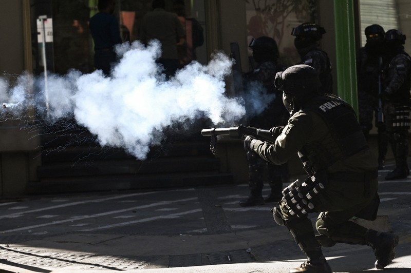 Para demonstran dari serikat pekerja pertambangan menghadapi pasukan polisi saat mereka memprotes pemerintahan Presiden Rodrigo Paz di tengah krisis ekonomi dan bahan bakar yang sedang berlangsung, di La Paz, Bolivia, Kamis (14/5/2026). (REUTERS/Claudia Morales)