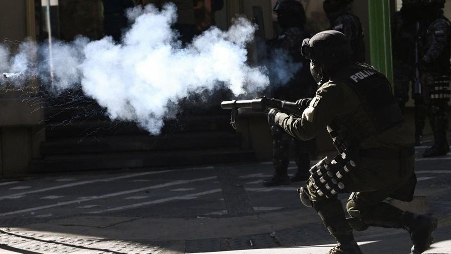Para demonstran dari serikat pekerja pertambangan menghadapi pasukan polisi saat mereka memprotes pemerintahan Presiden Rodrigo Paz di tengah krisis ekonomi dan bahan bakar yang sedang berlangsung, di La Paz, Bolivia, Kamis (14/5/2026). (REUTERS/Clau