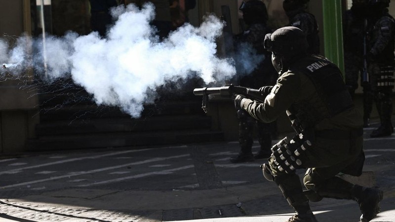 Para demonstran dari serikat pekerja pertambangan menghadapi pasukan polisi saat mereka memprotes pemerintahan Presiden Rodrigo Paz di tengah krisis ekonomi dan bahan bakar yang sedang berlangsung, di La Paz, Bolivia, Kamis (14/5/2026). (REUTERS/Clau