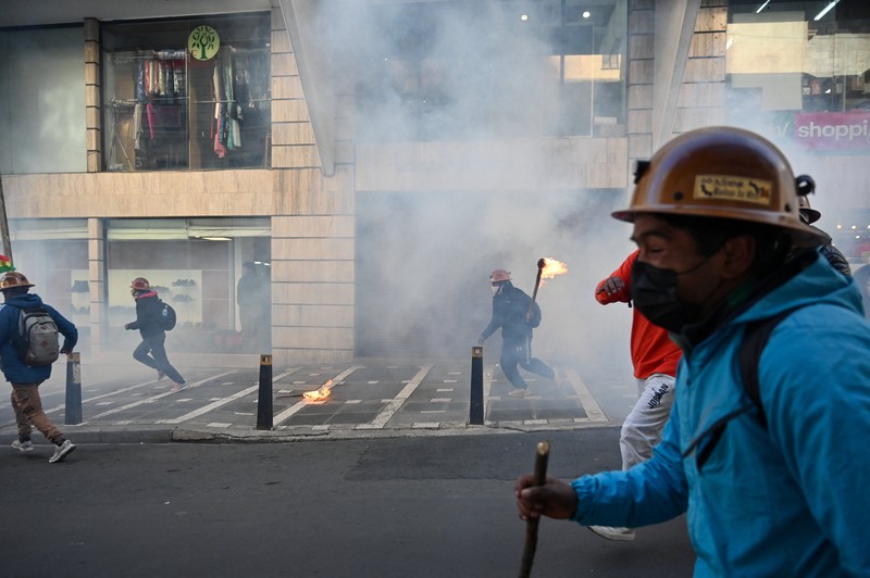 Para demonstran dari serikat pekerja pertambangan menghadapi pasukan polisi saat mereka memprotes pemerintahan Presiden Rodrigo Paz di tengah krisis ekonomi dan bahan bakar yang sedang berlangsung, di La Paz, Bolivia, Kamis (14/5/2026). (REUTERS/Claudia Morales)