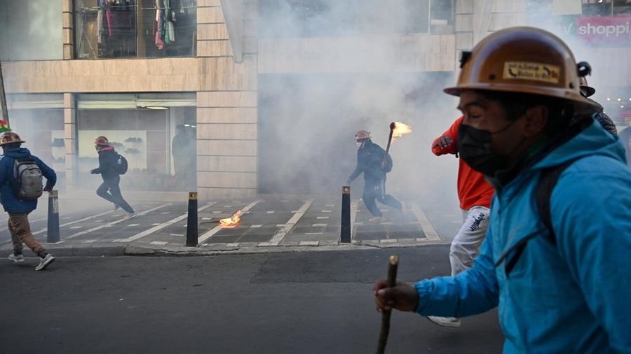 Para demonstran dari serikat pekerja pertambangan menghadapi pasukan polisi saat mereka memprotes pemerintahan Presiden Rodrigo Paz di tengah krisis ekonomi dan bahan bakar yang sedang berlangsung, di La Paz, Bolivia, Kamis (14/5/2026). (REUTERS/Clau