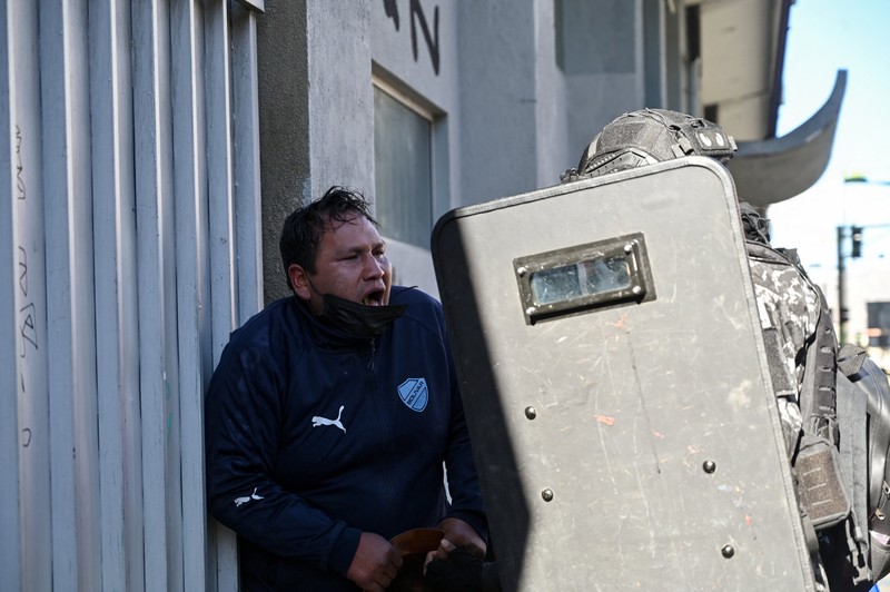 Para demonstran dari serikat pekerja pertambangan menghadapi pasukan polisi saat mereka memprotes pemerintahan Presiden Rodrigo Paz di tengah krisis ekonomi dan bahan bakar yang sedang berlangsung, di La Paz, Bolivia, Kamis (14/5/2026). (REUTERS/Claudia Morales)