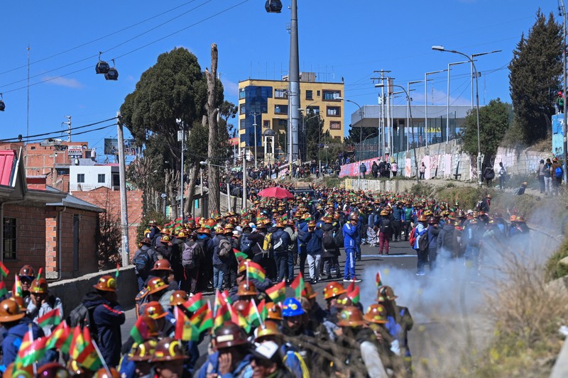 Para demonstran dari serikat pekerja pertambangan menghadapi pasukan polisi saat mereka memprotes pemerintahan Presiden Rodrigo Paz di tengah krisis ekonomi dan bahan bakar yang sedang berlangsung, di La Paz, Bolivia, Kamis (14/5/2026). (REUTERS/Claudia Morales)