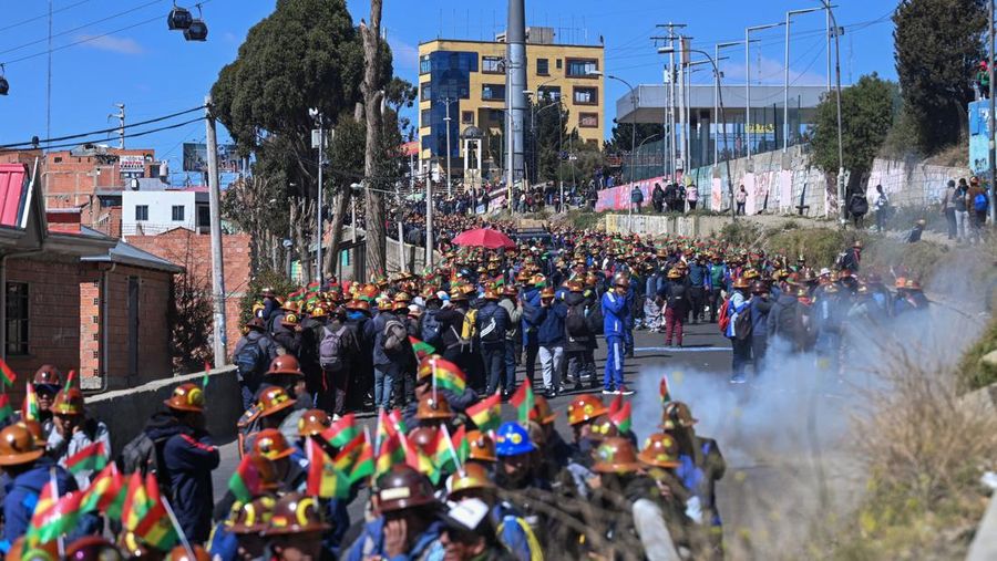 Para demonstran dari serikat pekerja pertambangan menghadapi pasukan polisi saat mereka memprotes pemerintahan Presiden Rodrigo Paz di tengah krisis ekonomi dan bahan bakar yang sedang berlangsung, di La Paz, Bolivia, Kamis (14/5/2026). (REUTERS/Clau