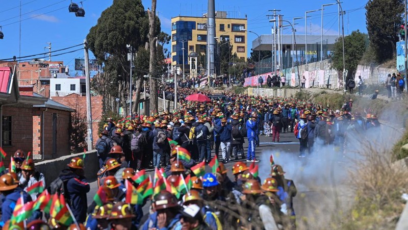 Para demonstran dari serikat pekerja pertambangan menghadapi pasukan polisi saat mereka memprotes pemerintahan Presiden Rodrigo Paz di tengah krisis ekonomi dan bahan bakar yang sedang berlangsung, di La Paz, Bolivia, Kamis (14/5/2026). (REUTERS/Clau