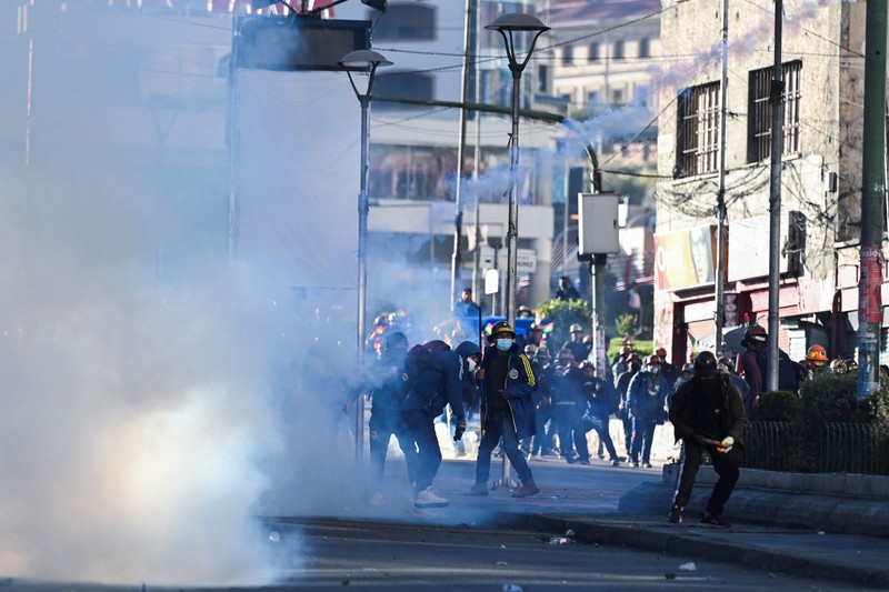 Para demonstran dari serikat pekerja pertambangan menghadapi pasukan polisi saat mereka memprotes pemerintahan Presiden Rodrigo Paz di tengah krisis ekonomi dan bahan bakar yang sedang berlangsung, di La Paz, Bolivia, Kamis (14/5/2026). (REUTERS/Claudia Morales)