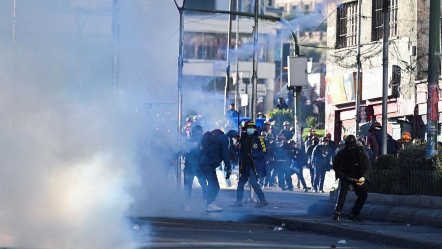 Para demonstran dari serikat pekerja pertambangan menghadapi pasukan polisi saat mereka memprotes pemerintahan Presiden Rodrigo Paz di tengah krisis ekonomi dan bahan bakar yang sedang berlangsung, di La Paz, Bolivia, Kamis (14/5/2026). (REUTERS/Clau