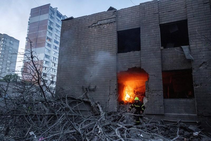 Para penyelamat membawa jenazah yang ditemukan dari bawah reruntuhan di lokasi gedung apartemen yang rusak akibat serangan rudal di Kyiv, Ukraina, Jumat (15/5/2026). (via REUTERS/STATE EMERGENCY SERVICE OF UKRAI)