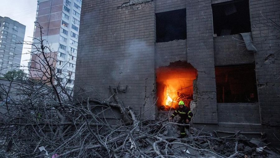 Para penyelamat membawa jenazah yang ditemukan dari bawah reruntuhan di lokasi gedung apartemen yang rusak akibat serangan rudal di Kyiv, Ukraina, Jumat (15/5/2026). (via REUTERS/STATE EMERGENCY SERVICE OF UKRAI)