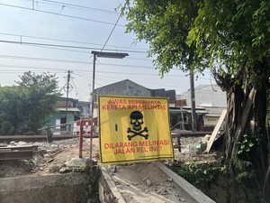 Warga Harap Ada Perlintasan Rel KA Resmi Dekat Permukiman di Tebet