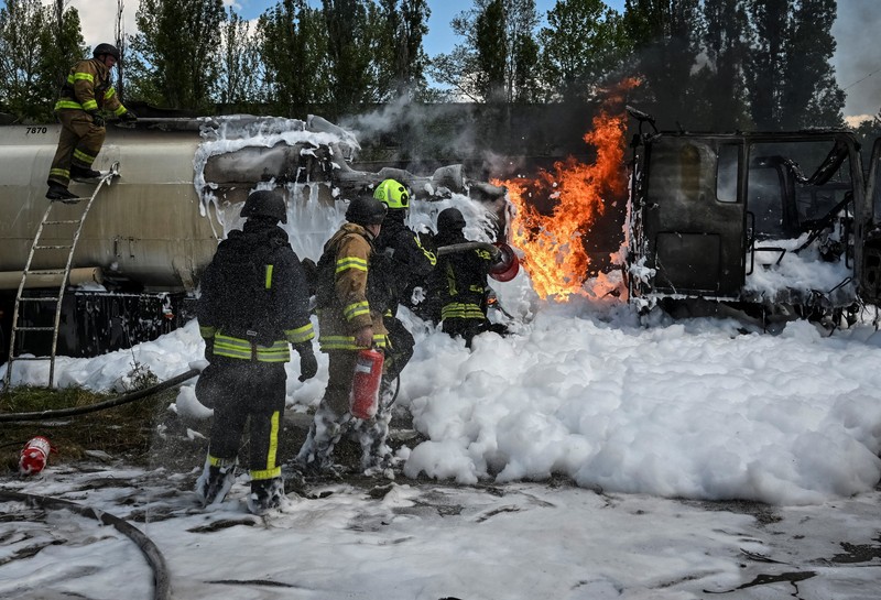 Para penyelamat membawa jenazah yang ditemukan dari bawah reruntuhan di lokasi gedung apartemen yang rusak akibat serangan rudal di Kyiv, Ukraina, Jumat (15/5/2026). (via REUTERS/STATE EMERGENCY SERVICE OF UKRAI)