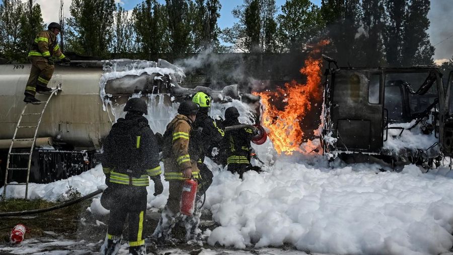 Petugas pemadam kebakaran bekerja di lokasi serangan pesawat tak berawak Rusia, di tengah serangan Rusia terhadap Ukraina, di Zaporizhzhia, Ukraina, Jumat (15/5/2026). (REUTERS/Stringer)